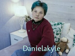 danielakyle Straponles