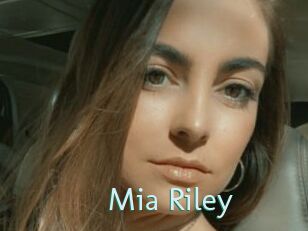Mia_Riley